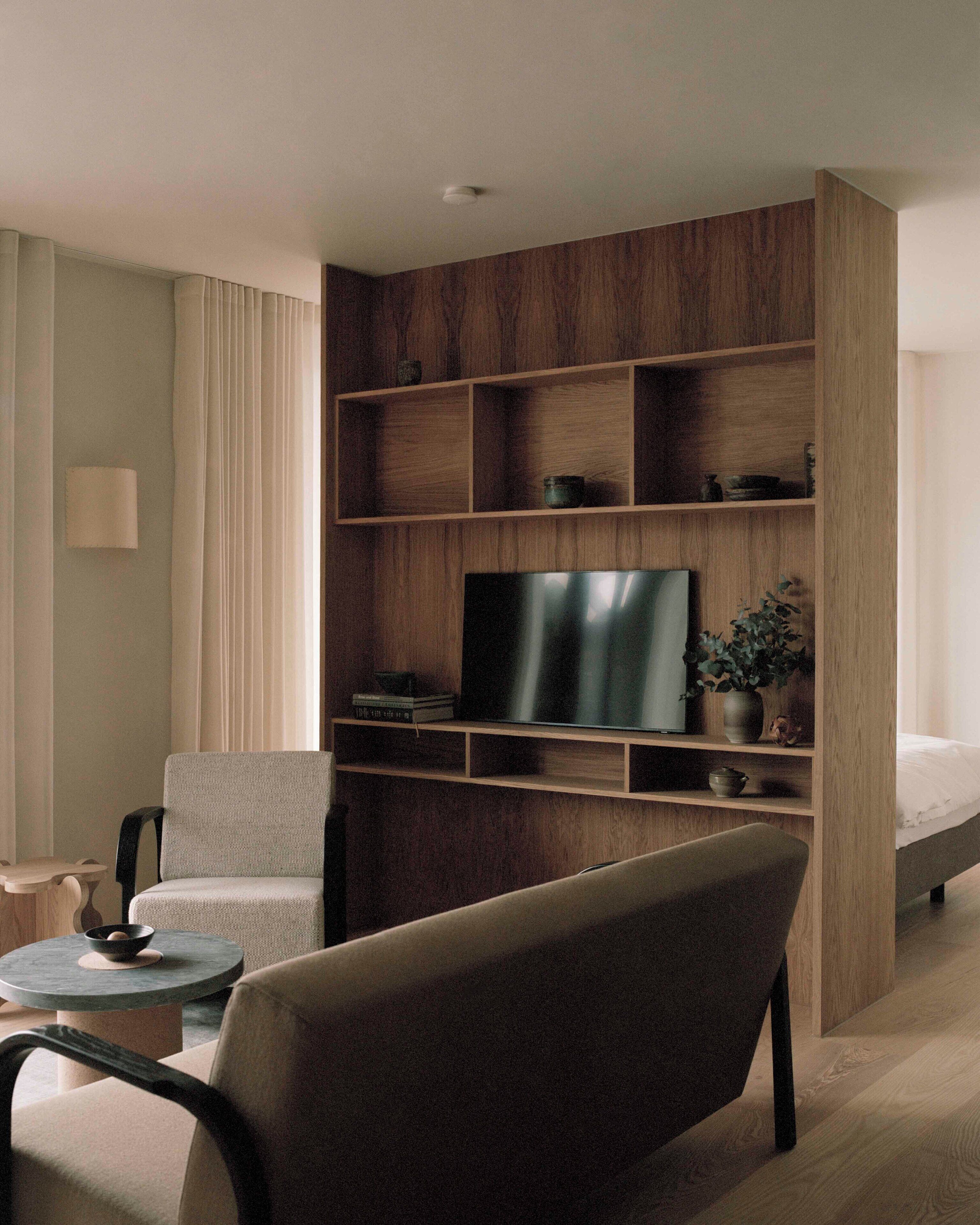 52-inch flat-screen TV with satellite channels