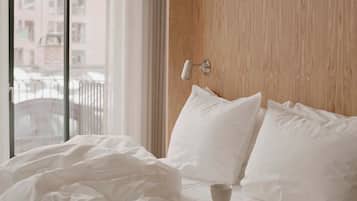 In-room safe, laptop workspace, iron/ironing board, free WiFi