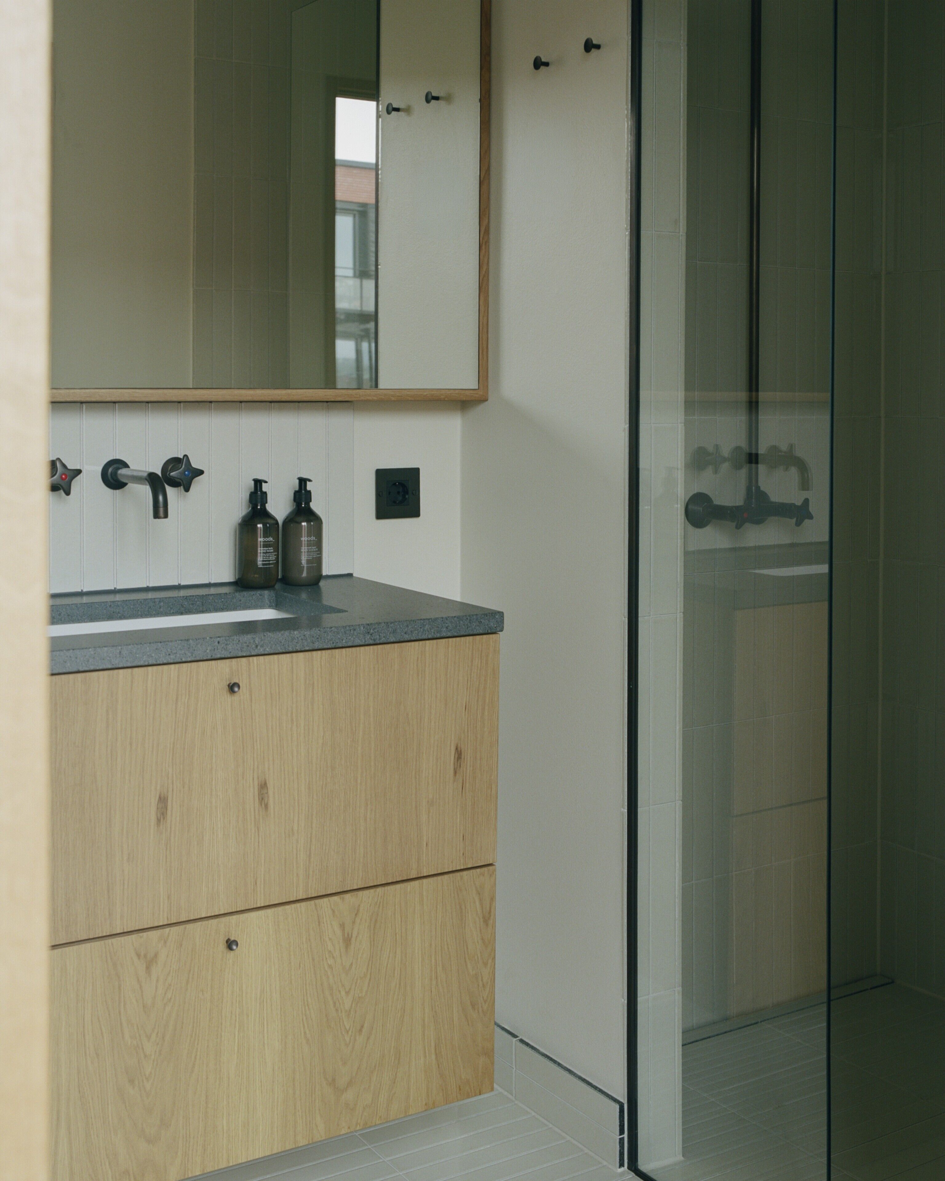Grand Suite serviced apartment | Bagno | Doccia, asciugamani, sapone, shampoo