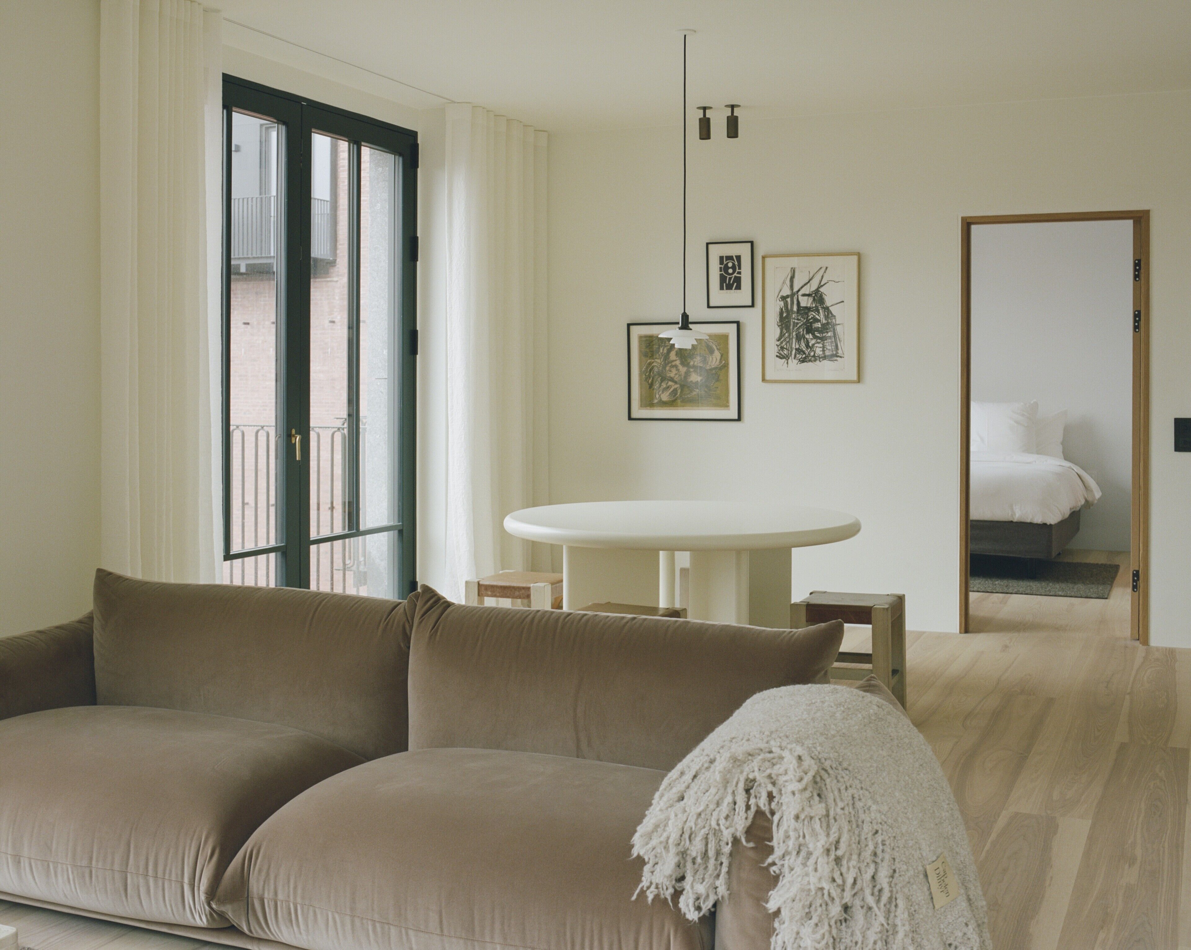 Grand Suite serviced apartment - 2 bathrooms | 客廳 | 52 吋平面電視連衛星電視頻道、加熱地板