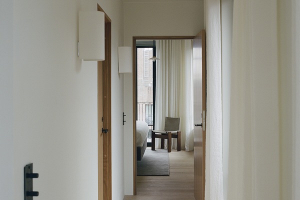 Grand Suite serviced apartment - 2 bathrooms | Wohnbereich | 52-Zoll-Flachbildfernseher mit Satellitenempfang, Fußbodenheizung