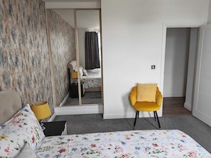 2 slaapkamers, een strijkplank/strijkijzer, wifi, beddengoed