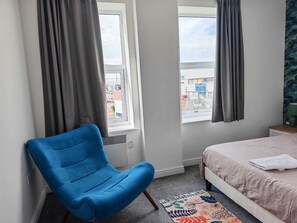 2 habitaciones, tabla de planchar con plancha, wifi y ropa de cama 