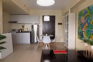 Dining - Cool Breeze-Serin West Tagaytay 1-bedrooom Condo (Tagaytay)
