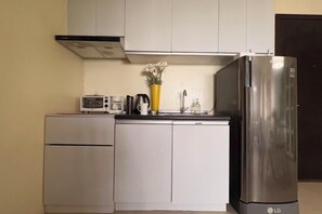 Private kitchen - Cool Breeze-Serin West Tagaytay 1-bedrooom Condo (Tagaytay)