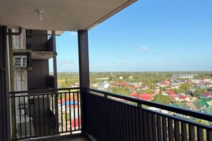 Un balcon donnant sur un quartier résidentiel.