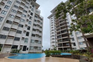 Outdoor pool - Cool Breeze-Serin West Tagaytay 1-bedrooom Condo (Tagaytay)
