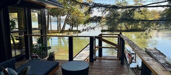 Raven Cove / Modern Lakefront Retreat