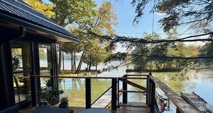 Raven Cove / Modern Lakefront Retreat