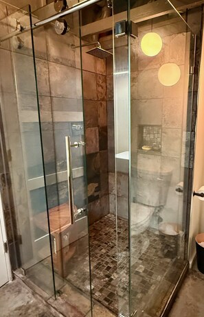 Shower, hair dryer, towels, soap - Raven Cove / Modern Lakefront Retreat (Findley Lake)