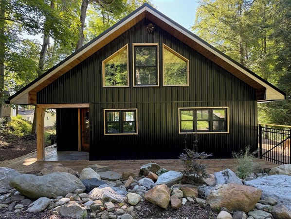 Exterior - Raven Cove / Modern Lakefront Retreat (Findley Lake)