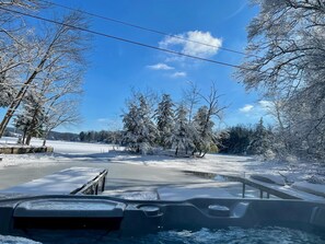 Outdoor spa tub - Raven Cove / Modern Lakefront Retreat (Findley Lake)