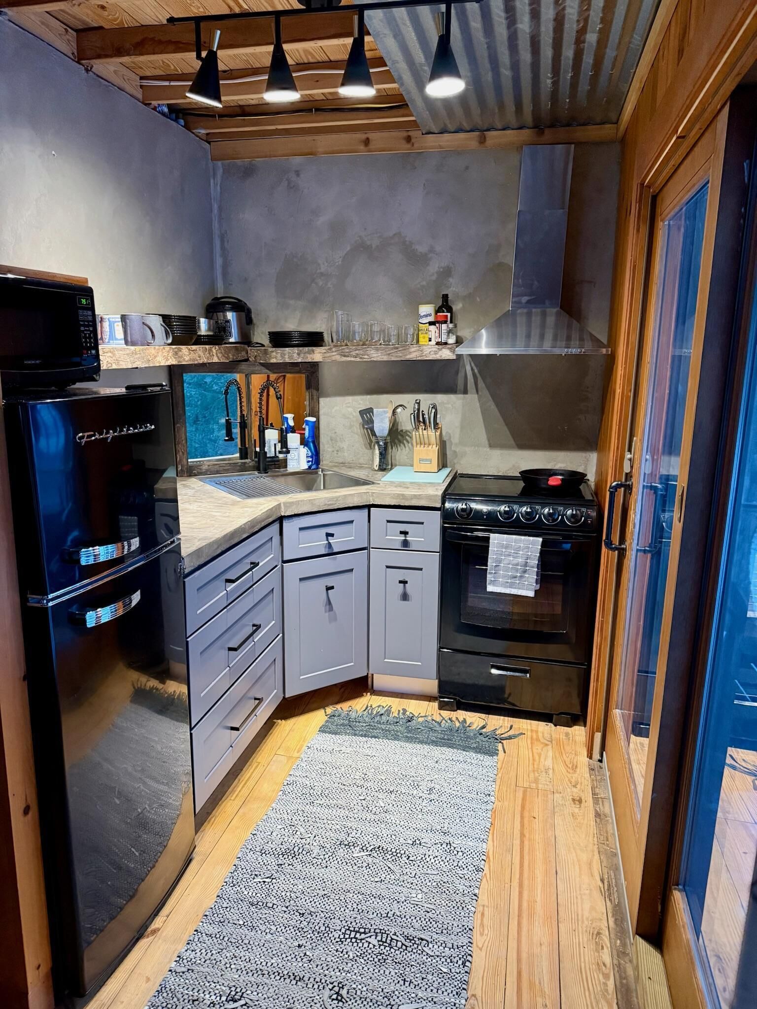 Microonde, forno, piano cottura, lavastoviglie