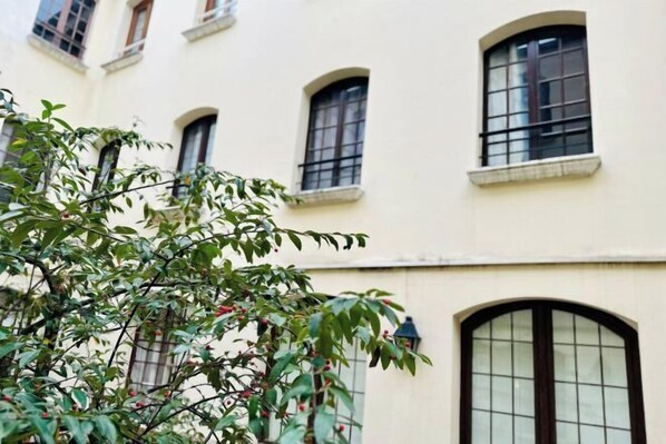 Exterior - Apparently Eiffel Tower - La Motte Picquet Grenelle (Paris)