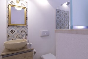 Dusche, Haartrockner, Bidet, Handtücher