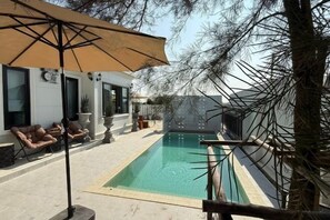 حمام سباحة خارجي