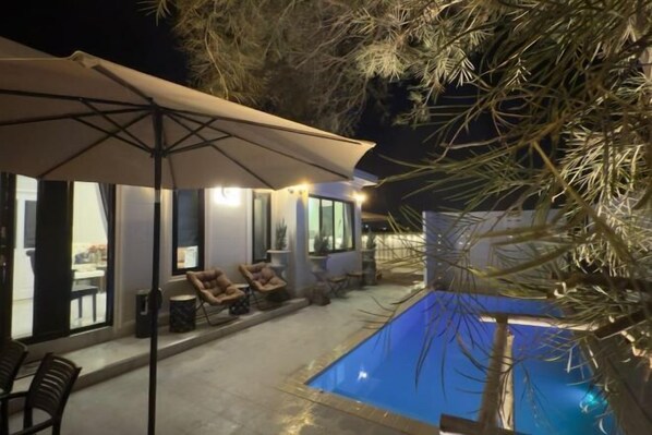 حمام سباحة خارجي