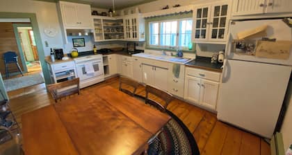 Wake up to Sunrise over the Green Mountains - Farmhouse with STUNNING VIEWS