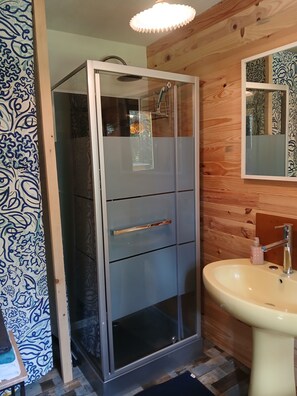 Douche, serviettes fournies