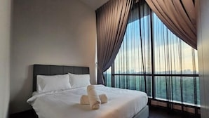 Une chambre d’hôtel avec un grand lit, une vue par la fenêtre et un balcon.