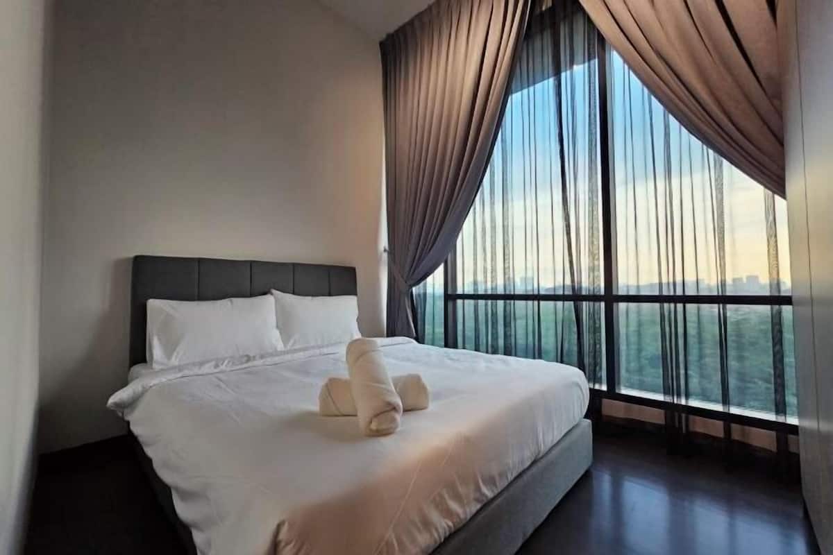 Une chambre d’hôtel avec un grand lit, une vue par la fenêtre et un balcon.