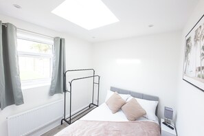 1 bedroom, WiFi, bed sheets - Modern Studio w/private Kitchen, Bathroom & Garden (Basildon)
