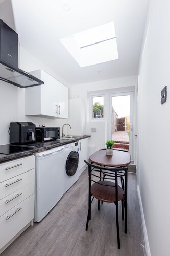 Modern Studio w/private Kitchen, Bathroom & Garden