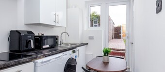 Modern Studio w/private Kitchen, Bathroom & Garden