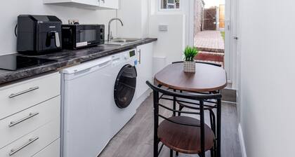 Modern Studio w/private Kitchen, Bathroom & Garden