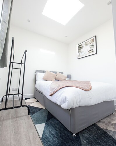 Modern Studio w/private Kitchen, Bathroom & Garden