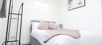 Modern Studio w/private Kitchen, Bathroom & Garden