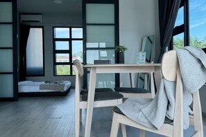 Habitació amb llit, escriptori i cadira.