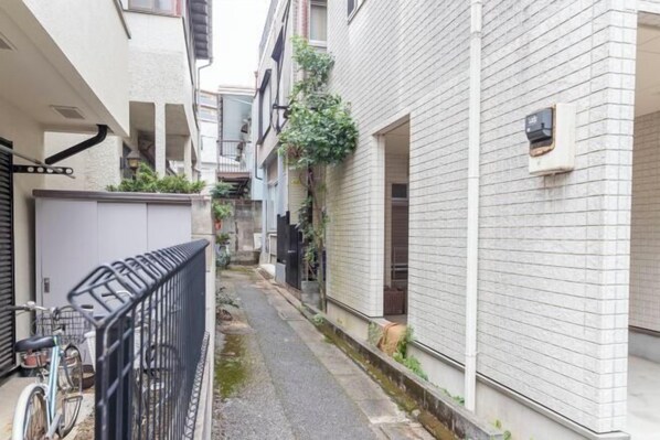 المنطقة المحيطة بالمنشأة