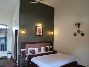 Classic Double Room, Garden View | Desk, free WiFi