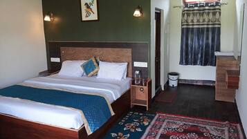 Classic Double Room, Garden View | Desk, free WiFi