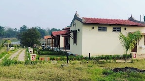 Un edificio a un piano con tetto in tegole rosse e un piccolo portico.