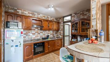 Køleskab, mikrobølgeovn, ovn, kogeplade