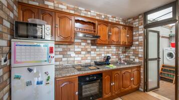 Frigorífico, microondas, horno y placa de cocina