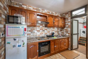 Refrigerador, microondas, horno y parrilla de estufa 