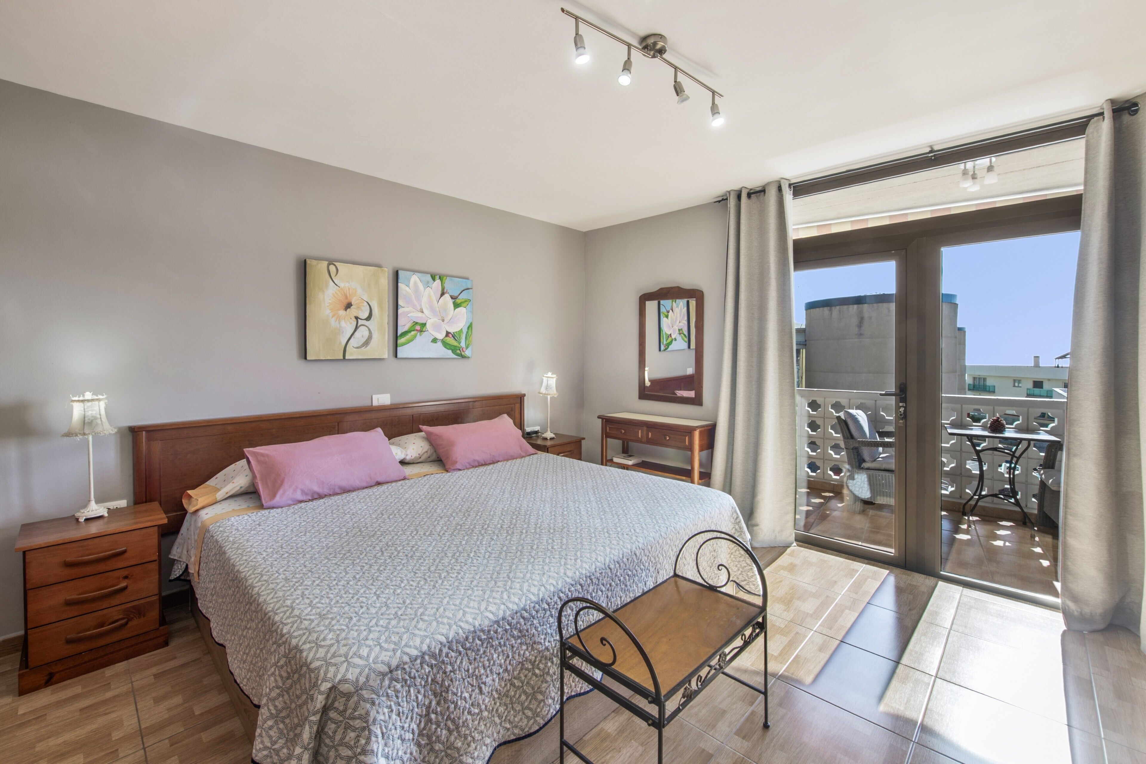 2 slaapkamers, een strijkplank/strijkijzer, wifi, beddengoed