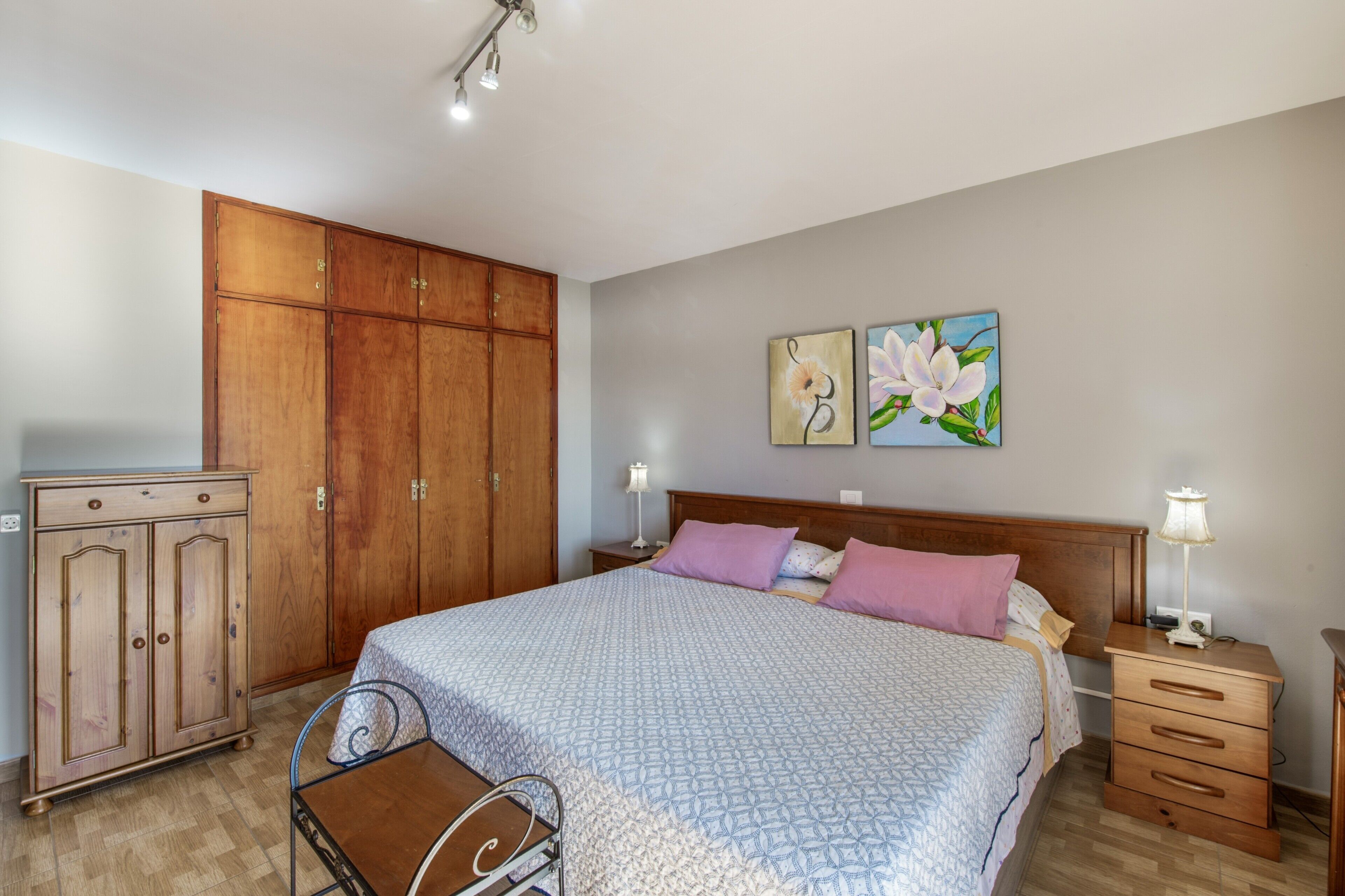 2 habitaciones, tabla de planchar con plancha, wifi y ropa de cama 