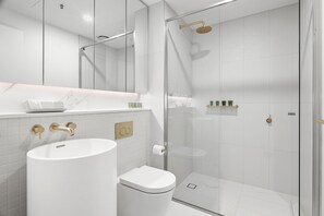 Dusche, Handtücher, Seife, Toilettenpapier