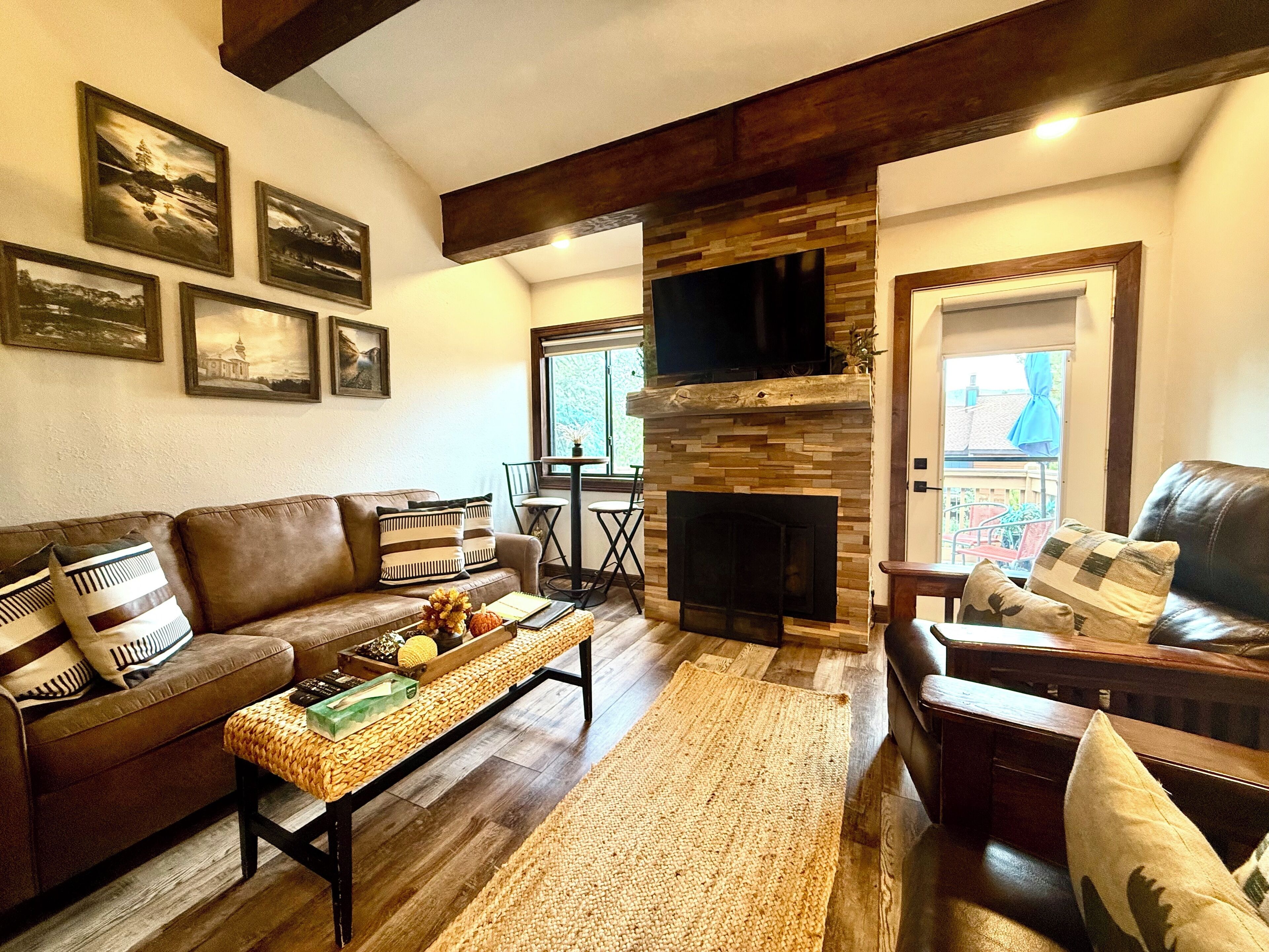 公寓客房, 多張床, 陽台, 山景 (The Retreat #6) | 起居區