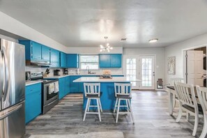 Kjøleskap, mikrobølgeovn, ovn og kokeplater