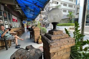 Unclassified image, 4 of 13, button - Collection O Thaiphiphat House Silom (Bangkok)