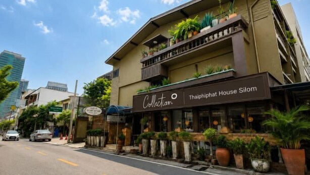A multi-story building with a sign reading 'Collection Thaiphaphat House Silom'. - Collection O Thaiphiphat House Silom (Bangkok)