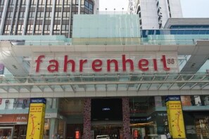 Un bâtiment sur lequel est apposée une grande enseigne indiquant « Fahrenheit 88 ».