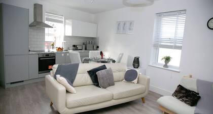 2 Bed Flat - Sleeps 3 - Wifi - Parking