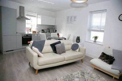 2 Bed Flat - Sleeps 3 - Wifi - Parking