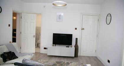 2 Bed Flat - Sleeps 3 - Wifi - Parking